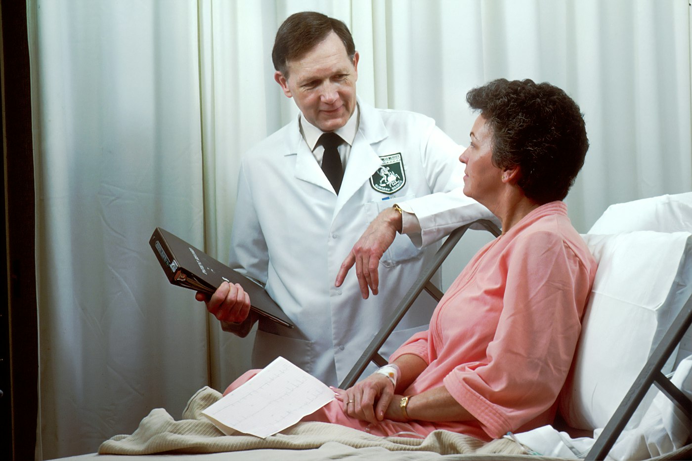 Clinician speaking with a patient at the bedside